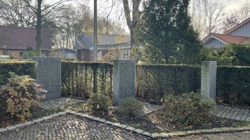 Drei große Steine mit Namen 