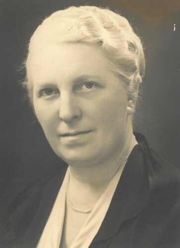 Schwarz-weiß Portrait einer Frau. Historische Aufnahme